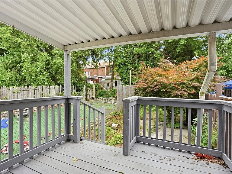 828 Beatty St — Photo 3