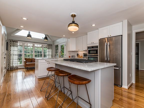 4th image of 710 Myrtle Ave