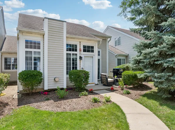319 E Victoria Cir #319, North Aurora, IL 60542
