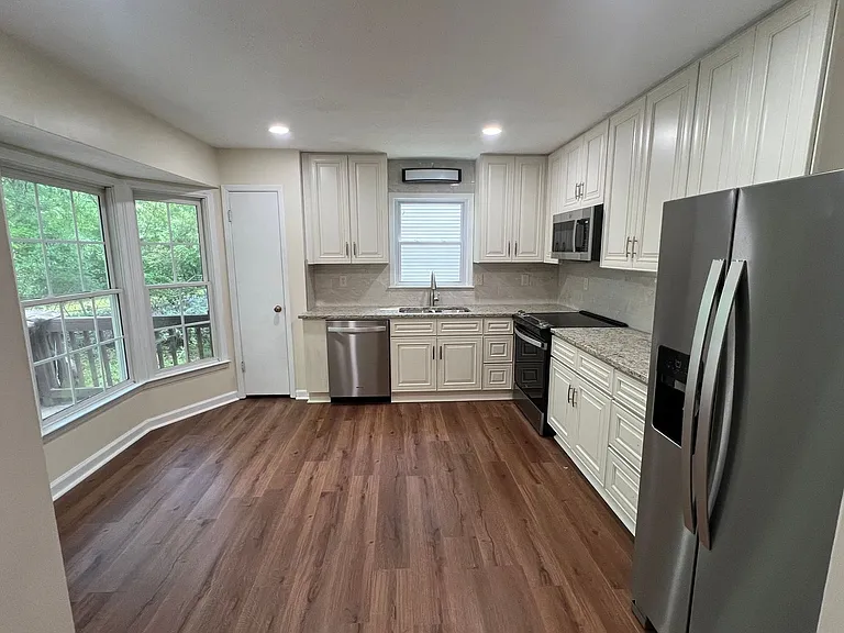 2410 Hillboro Cir SW — Photo 18