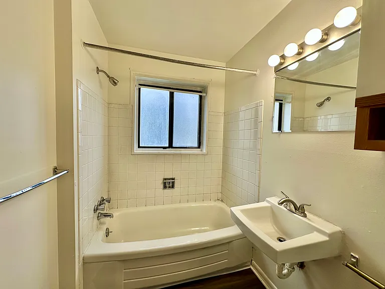 Edgewood Apartments — Photo 15