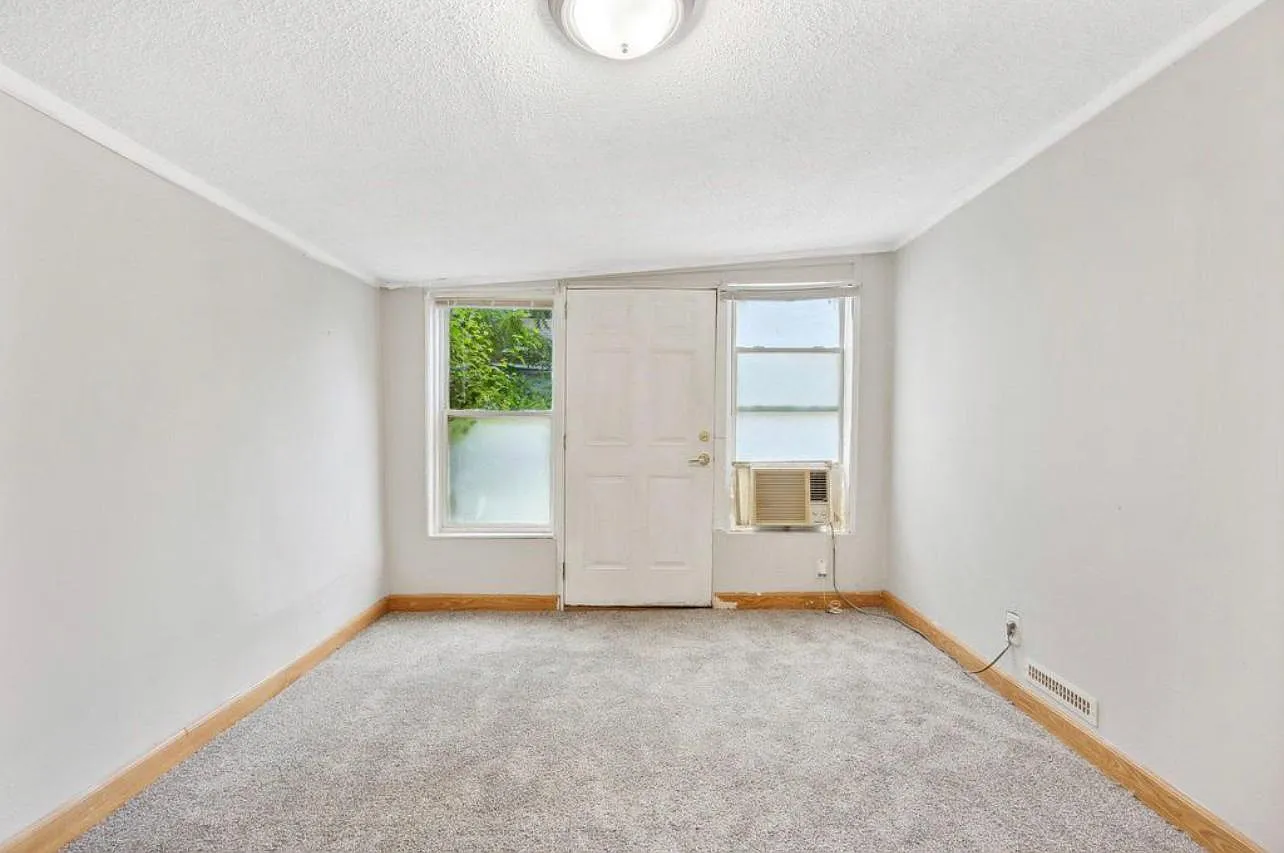 3 bed, 1019 sqft, $1,999 — Photo 4