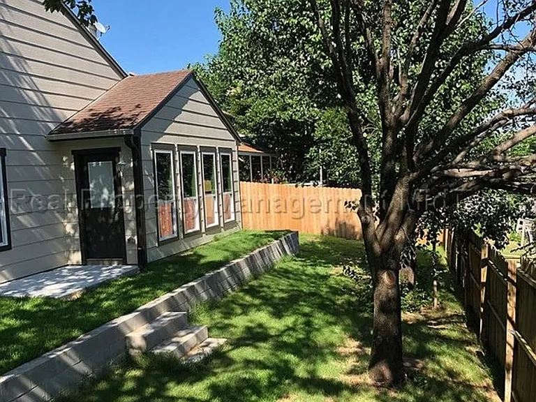 2325 Warwick Ave — Photo 31