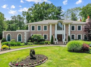 20 Walnut Ln, Manhasset, NY 11030