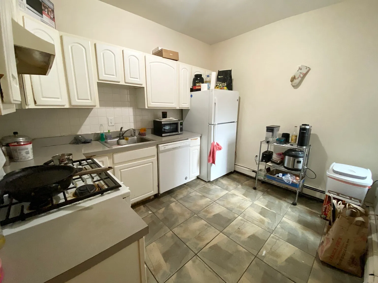 3 bed, 1.0 bath, 850 sqft, $2,700 — Photo 3