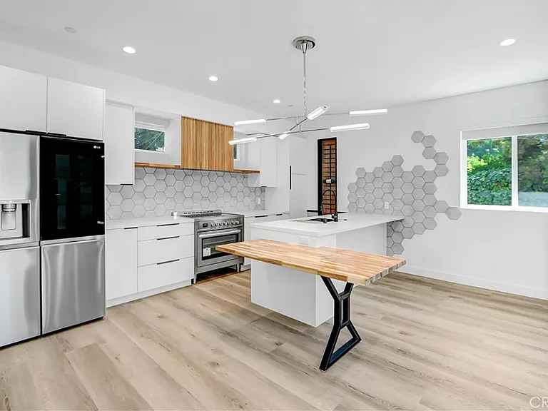 15803 Vose St — Photo 6