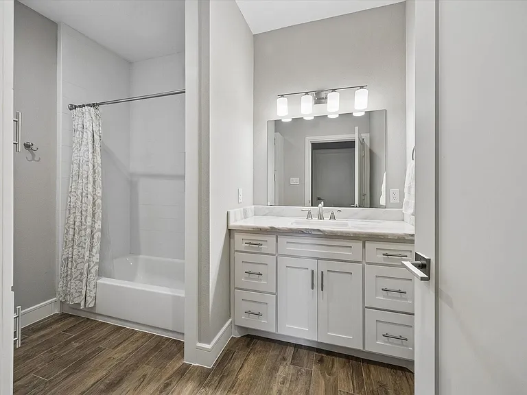 940 W 21st St — Photo 17