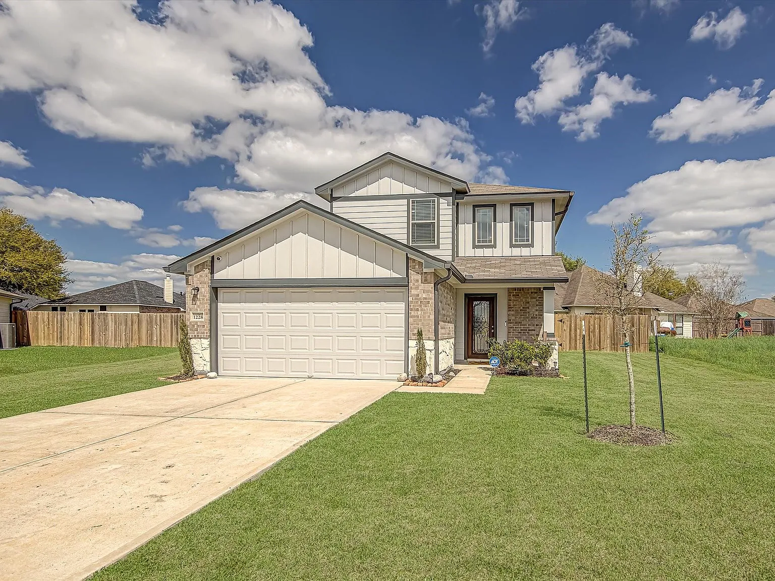 3 bed, 2.5 bath, 1984 sqft, $2,400 — Photo 2