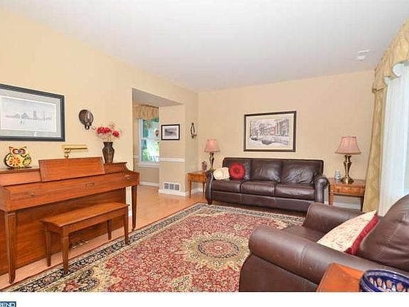 4th image of 1307 Edwards Dr