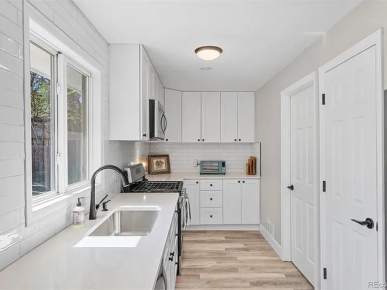 1460 W Alaska Pl — Photo 8