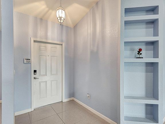4th image of 423 SW Leona Drive