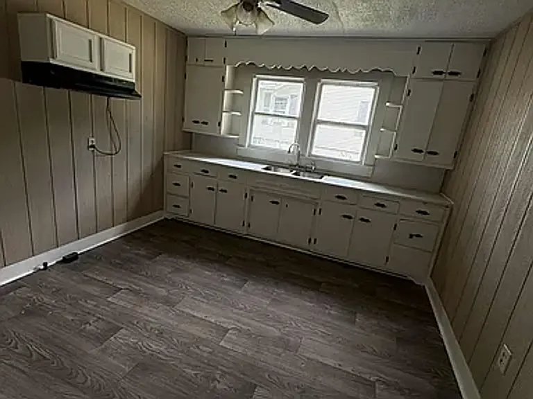 517 W Cherry St — Photo 9