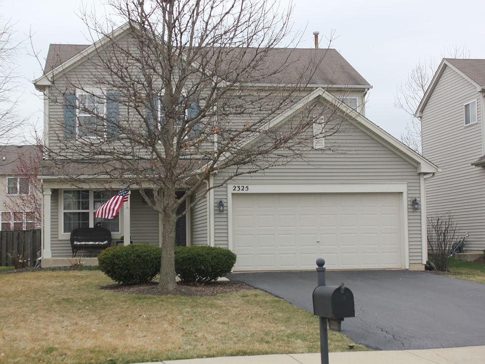 Front porch w/sitting area