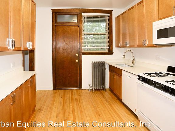 3rd image of 4140 N Clarendon Ave #1S