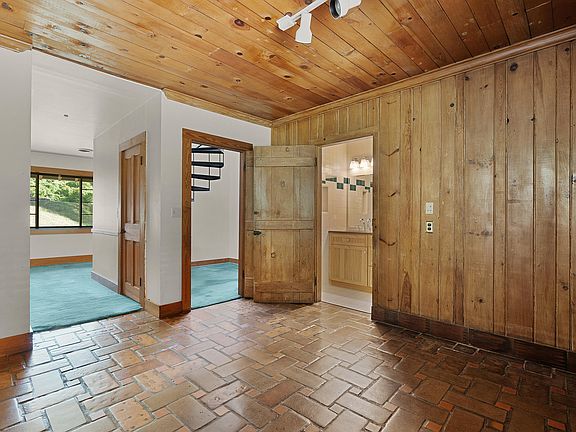 33rd image of 2910 Crest Terrace Dr