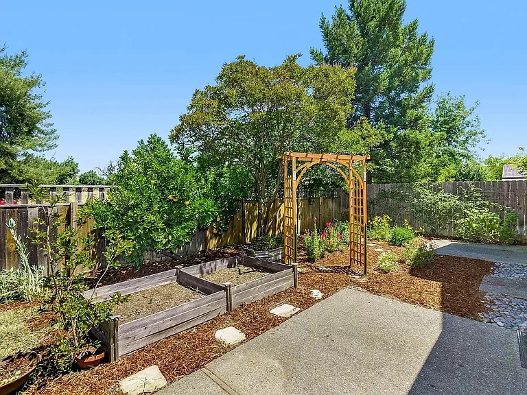 2940 Quail St — Photo 3