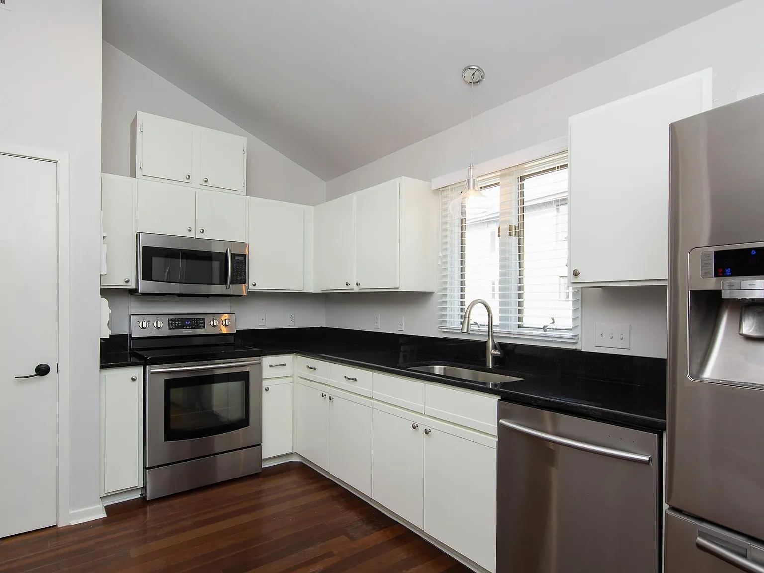 2 bed, 1784 sqft, $2,400 — Photo 1
