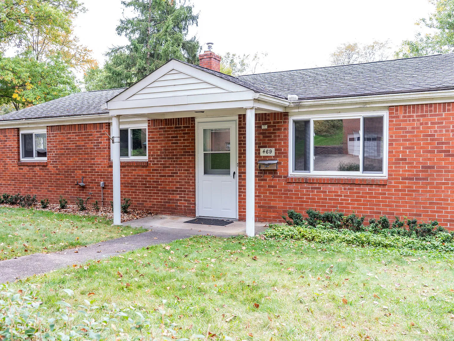 3 bed, 1.5 bath, 1309 sqft, $1,895 — Photo 1