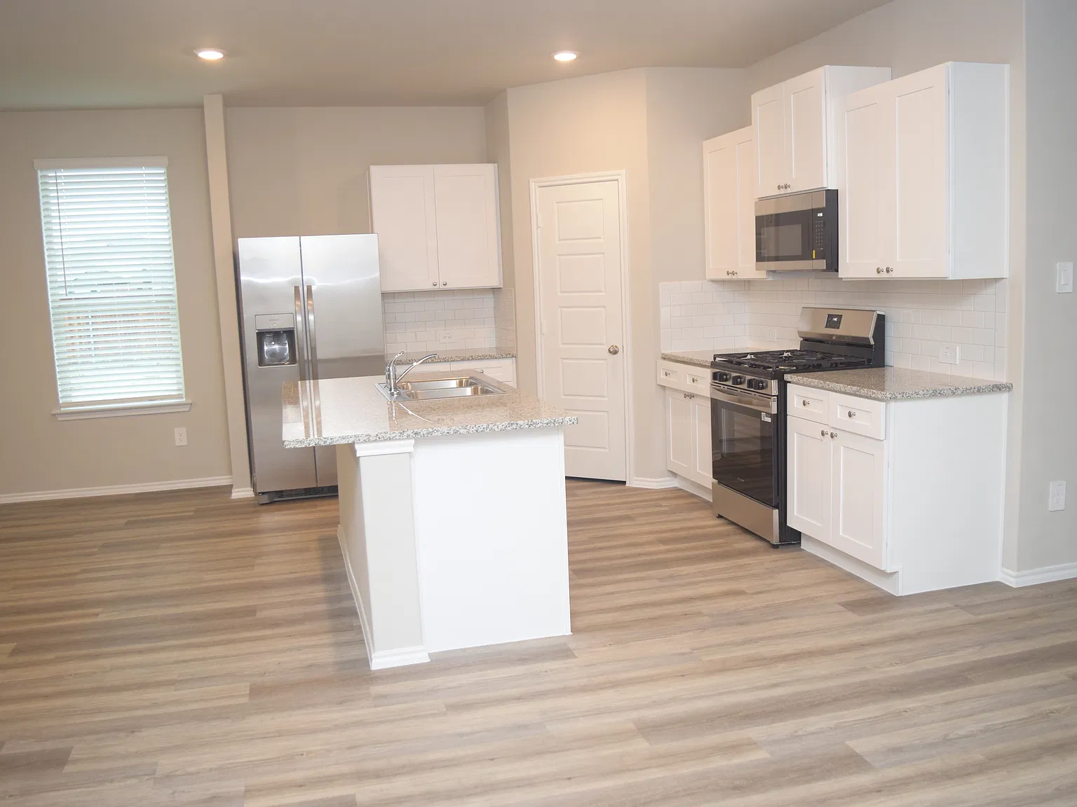 5 bed, 2120 sqft, $2,695 — Photo 2