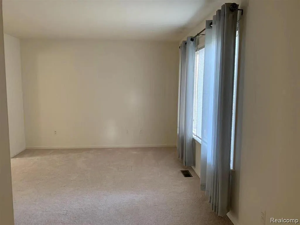 3 bed, 2.5 bath, 1928 sqft, $2,600 — Photo 4