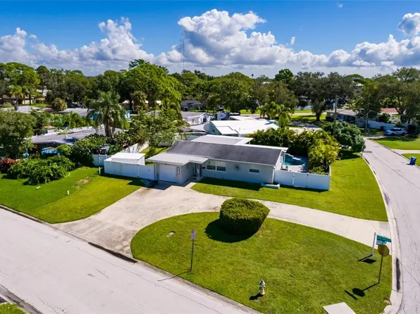 8801 Sunlit Cove Dr NE, Saint Petersburg, FL 33702