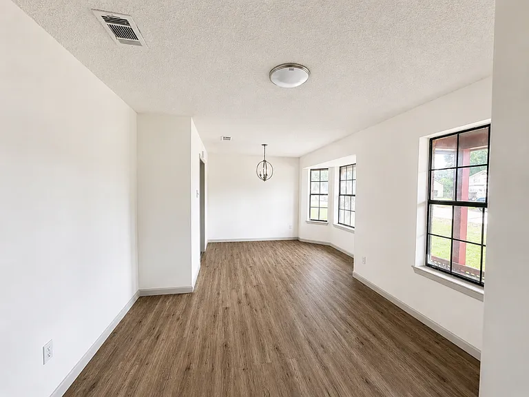 2401 Stephen Lee Dr — Photo 7