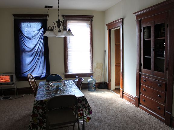 Dining Rm w/built-in hutch
