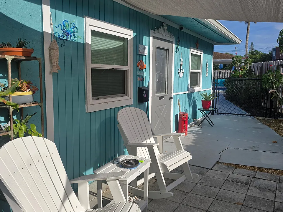 2593 NE Palm Ave #1