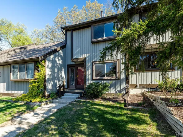 568 Foxboro Sq #59, Brighton, MI 48116