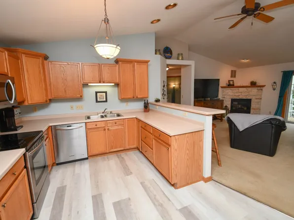 W241N2533 E Parkway Meadow Cir, Pewaukee, WI 53072