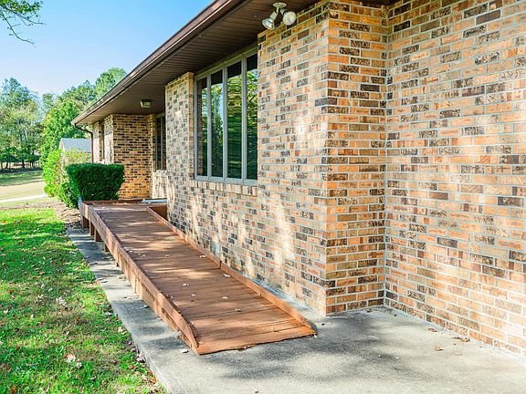 4th image of 25 Country Estates Dr
