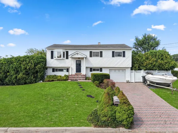 109 Remington Avenue, Selden, NY 11784