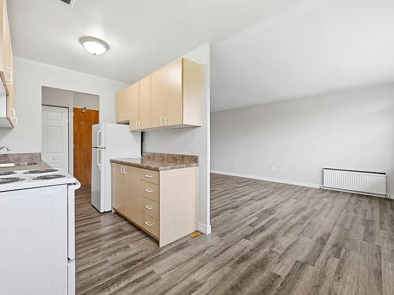 418 Whitney Ave — Photo 1