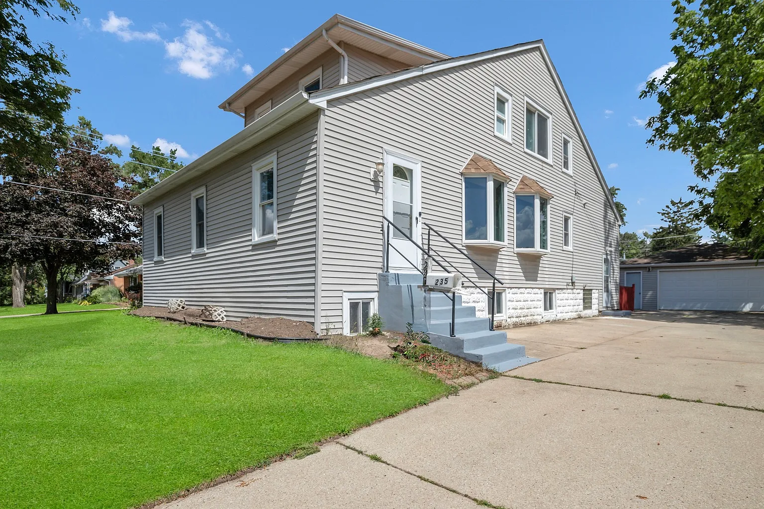 235 N Ardmore Ave photo 1
