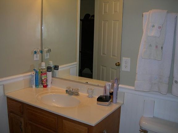 3rd image of 401 Belmont Cir