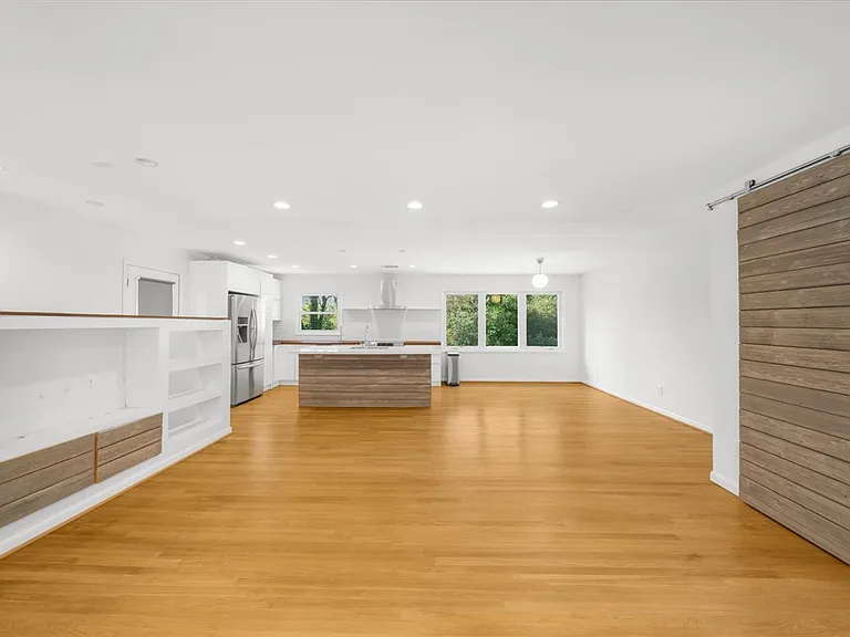 2420 Cove Cir — Photo 10