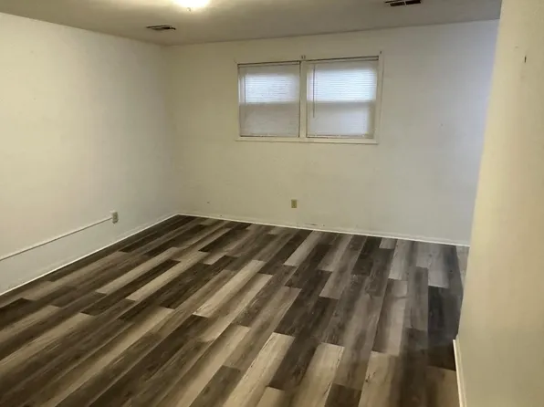 720 W 63rd St APT 1, Davenport, IA 52806