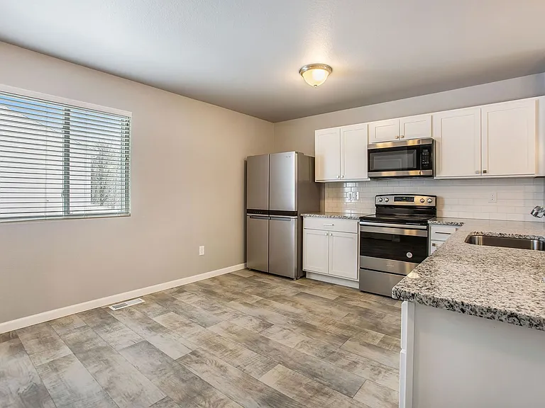 2401 Richardson Ct — Photo 4
