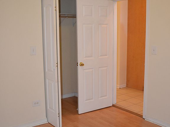 4th image of 820 W 51st St #1