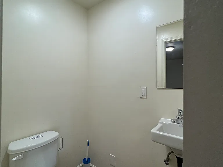 2541-2569 Le Conte Ave — Photo 34