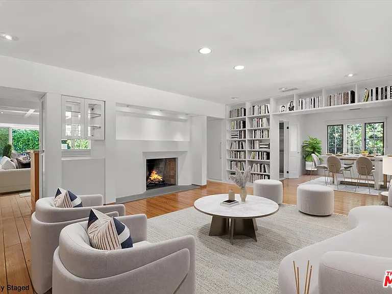 4031 Hollyline Ave — Photo 2