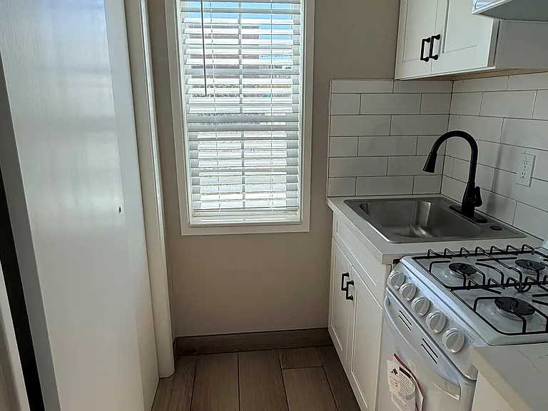 Blackburn House Apartments — Photo 7