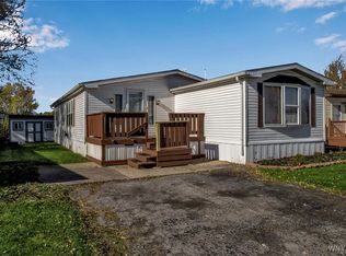 525 Applewood Dr, Lockport, NY