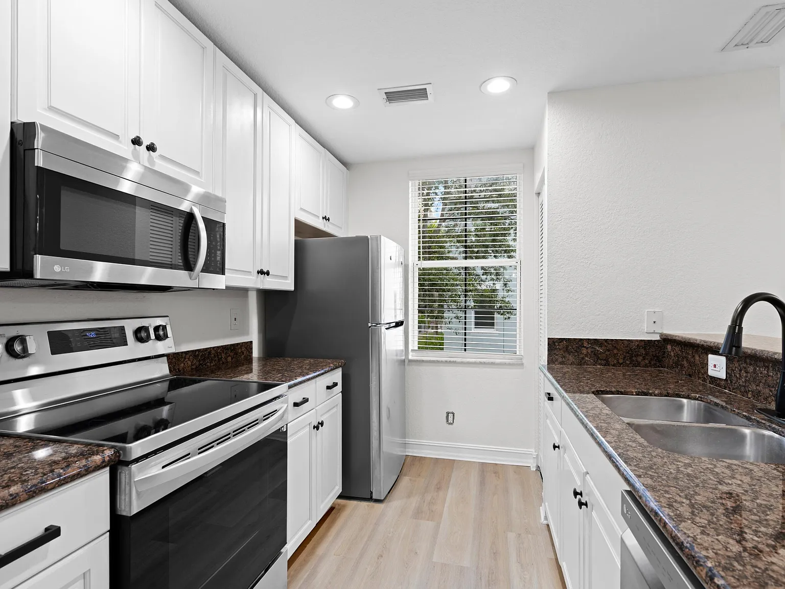 2 bed, 2.5 bath, 1522 sqft, $4,200 — Photo 3