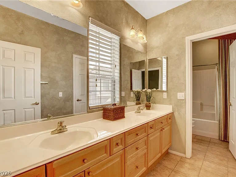 251 Queens Ct — Photo 30