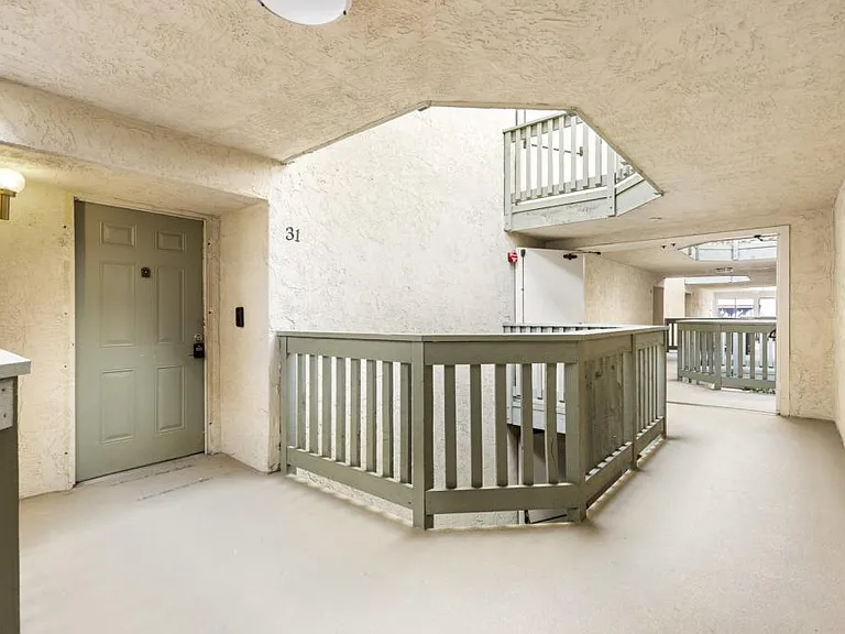 1040 E Washington Ave — Photo 29