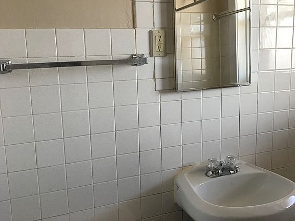 3rd image of 2854 W Montrose Ave
