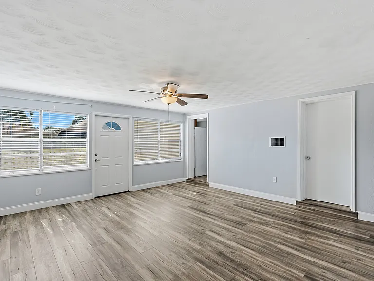 4220 Deleon St — Photo 3
