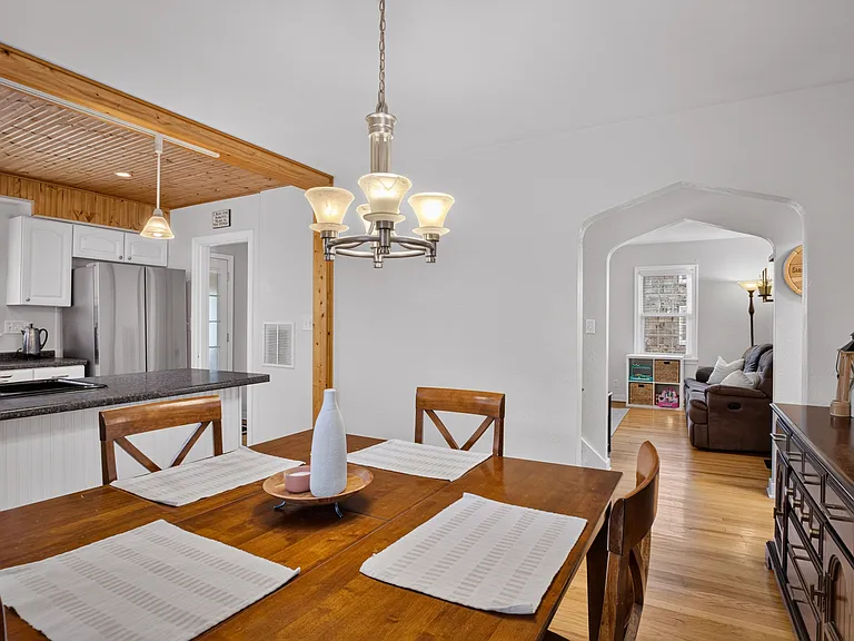 302 Lindsay Rd — Photo 4
