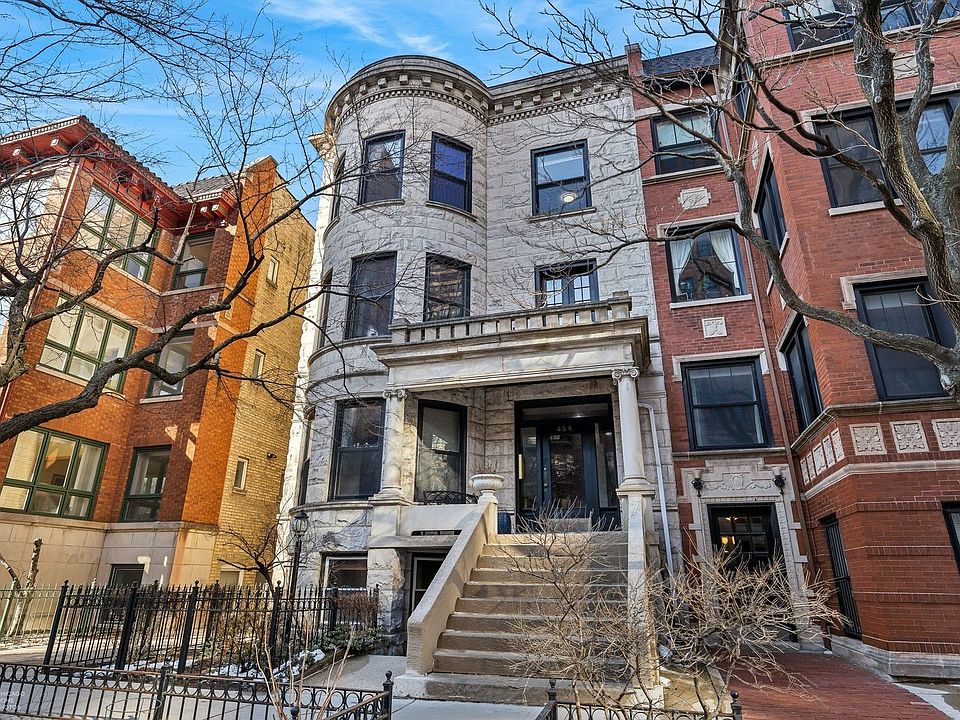 1st image of 434 W Oakdale Ave